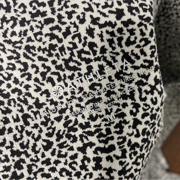 Athleta salutation stash pocket textured tight - Picture 4 of 8